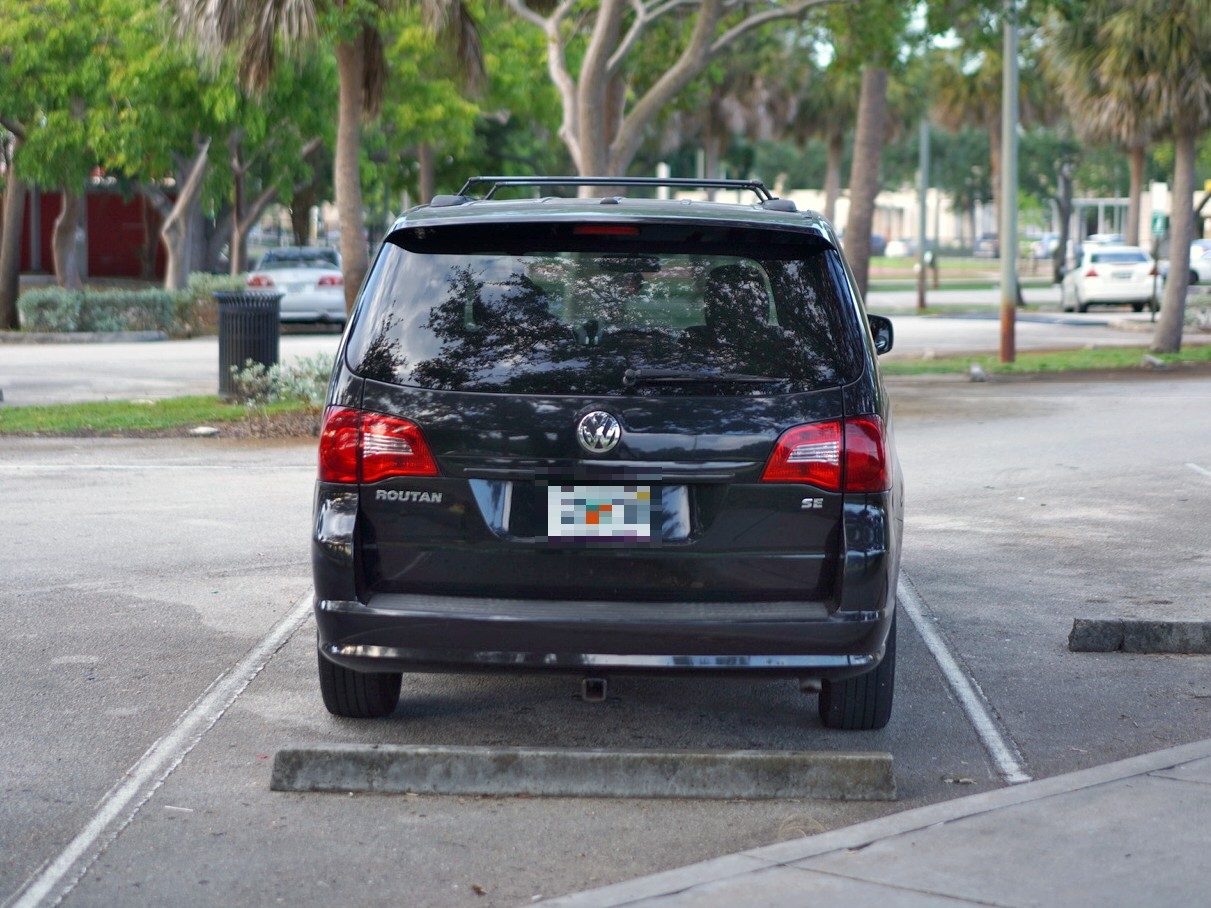 2016 Volkswagen Routan rental car, photo 3