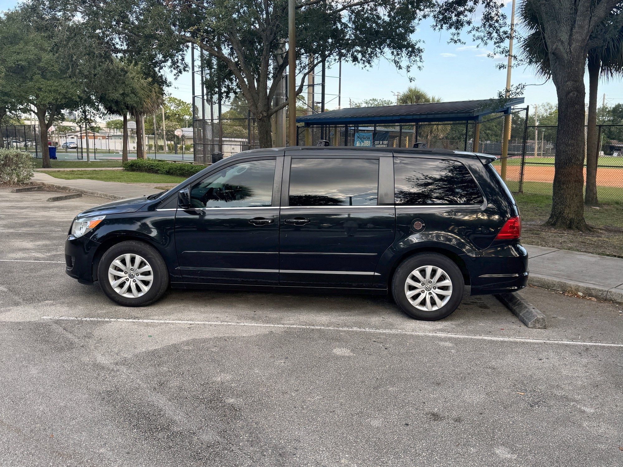 2016 Volkswagen Routan rental car, photo 2