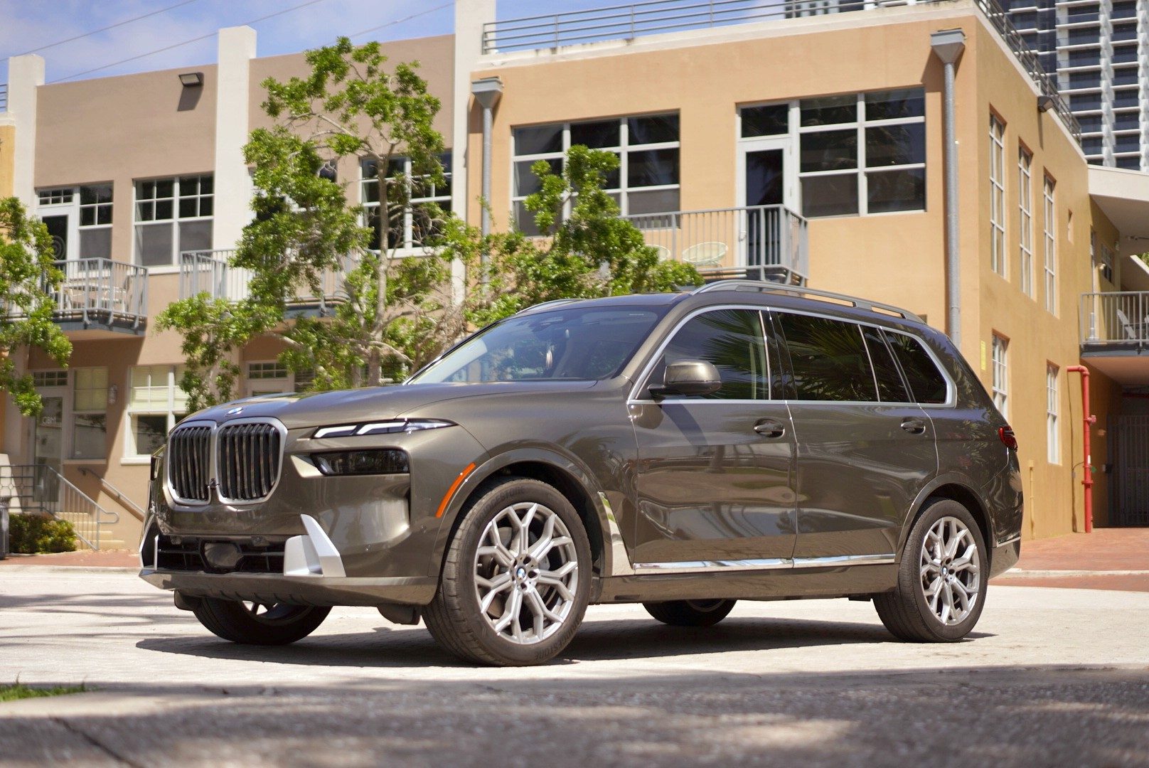 2025 BMW X7 rental car, photo 3